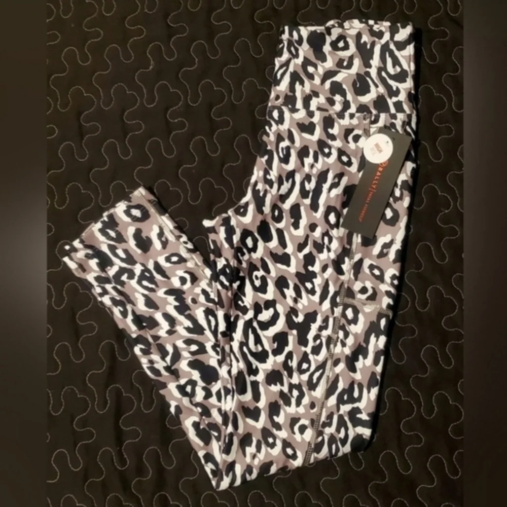 Bally Fitness Womens Animal Print Athletic Capri Leggings NWT Black Size Small